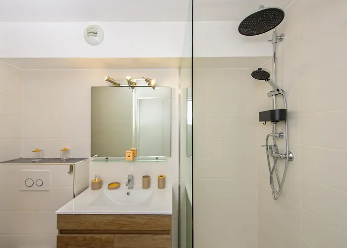 Chic Pres De La - Climatise Apartment *